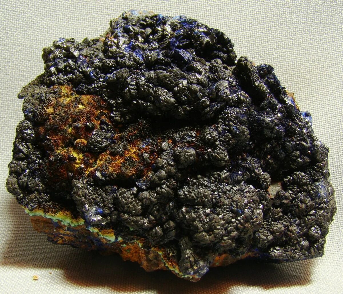 Минералы марганца. Марганцевая руда минерал. Гаусманит минерал. Усинское месторождение марганцевых руд. Черный марганец