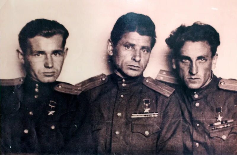 Герои советского союза вов. Михаил ашик герой. Перепечин герой советского союза. Памятные таблички героям советского союза. Герой советского союза спирин александр иванович биография.