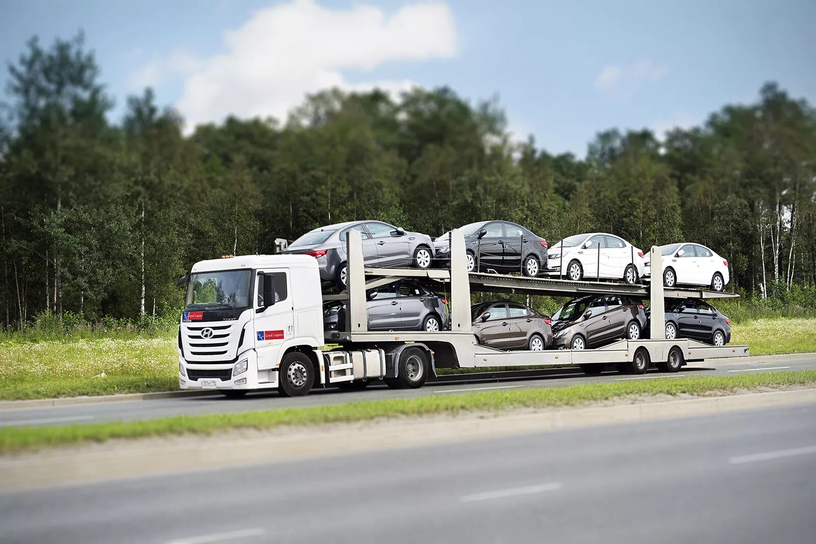 автомобили на автовозе. перевозка машины в фуре. на каких авто возят. автовоз. машина для перевозки машин.