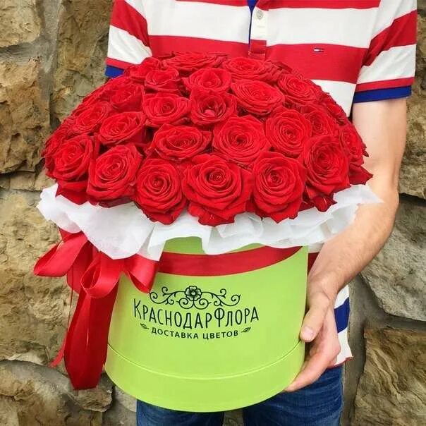 Курьер с цветами. Букеты самовывоз. Доставка цветов фото. Коробки для букетов. Доставщик с цветами.