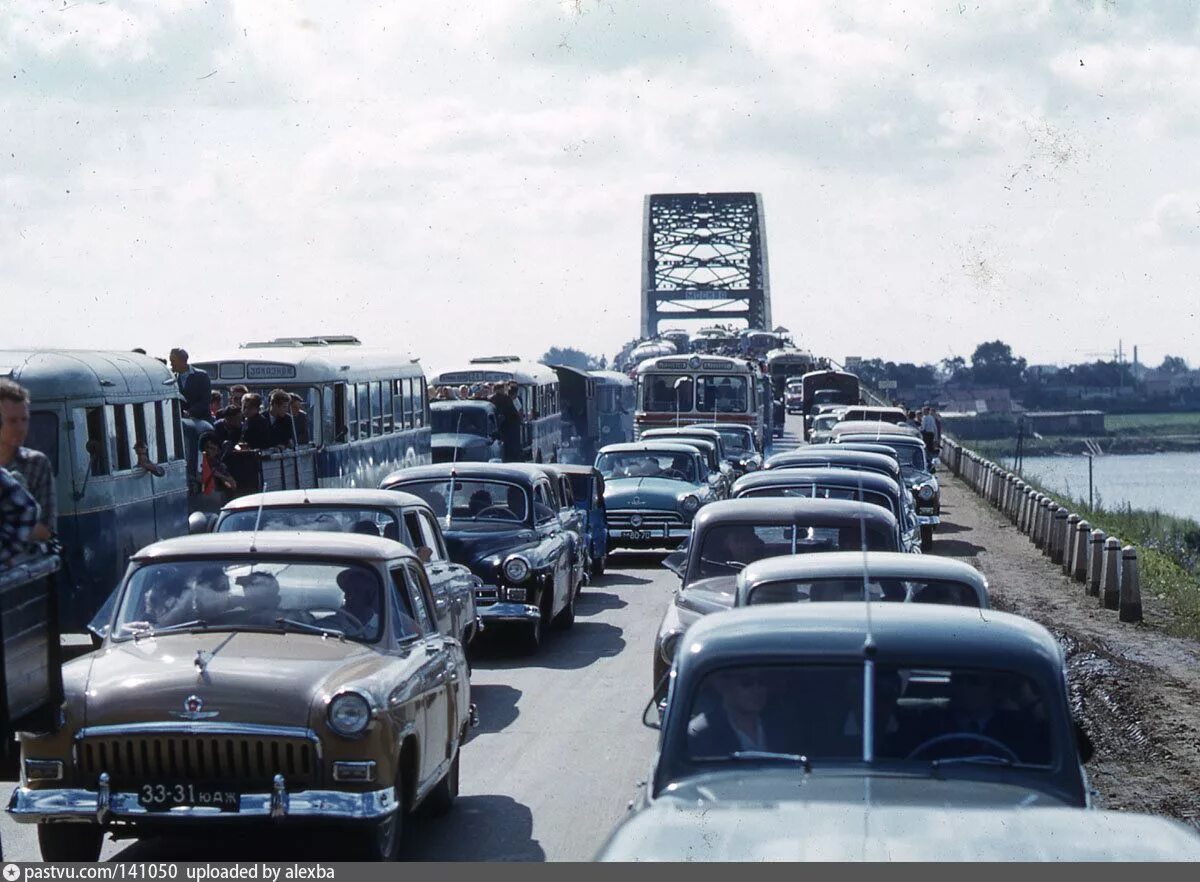 5 октября 1961. Советские автомобили на дорогах. Автомобили на советских улицах. Автомобильное движение в СССР. Автомобильные пробки СССР.