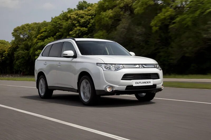 Мицубиси производитель. Мицубиси Аутлендер 3. Mitsubishi Outlander 2012. Митсубиси Аутлендер 2012г. Мицубиси Аутлендер 3 поколения.