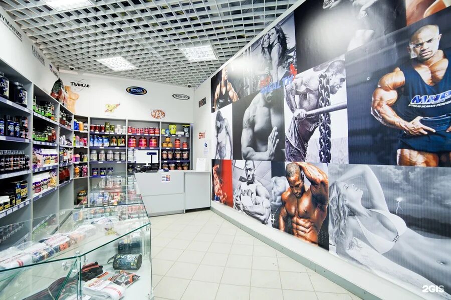 Спорт и здоровье санкт петербург. Спортивное питание. Витрина магазина спортивного питания. Интерьер магазина спортивного питания. Витрина для спортпита.