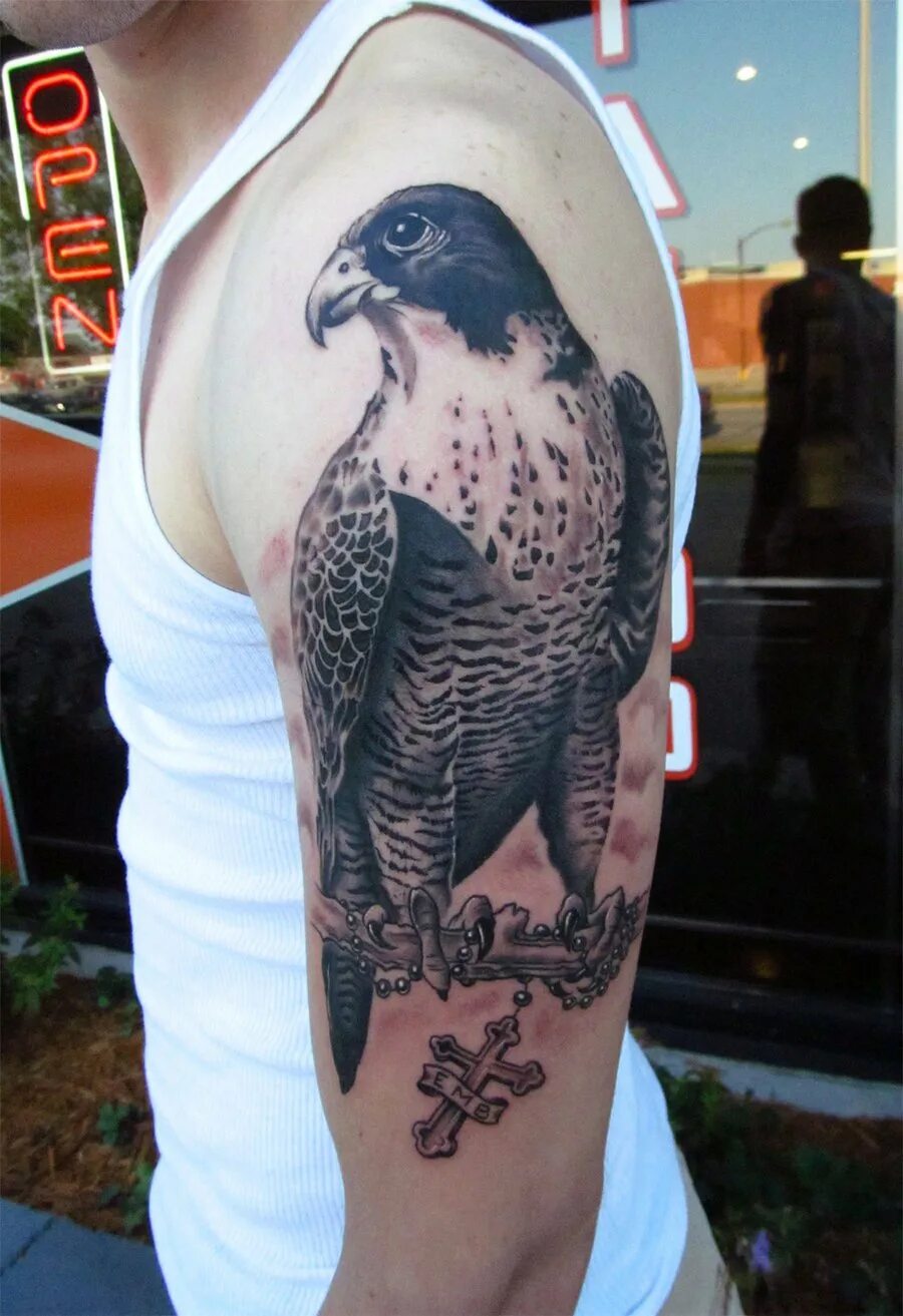 Тату сокол значение. Тату орел. Тату сокол значение. Ястреб сокол тату. Славянские татуировки с соколом.