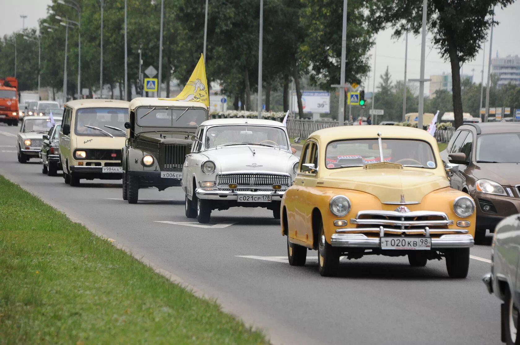 Пробег старых автомобилей. Пробег ретро автомобилей. Автопробег ретро автомобилей. Автопробег раритетных автомобилей. Автопробег отечественные авто.