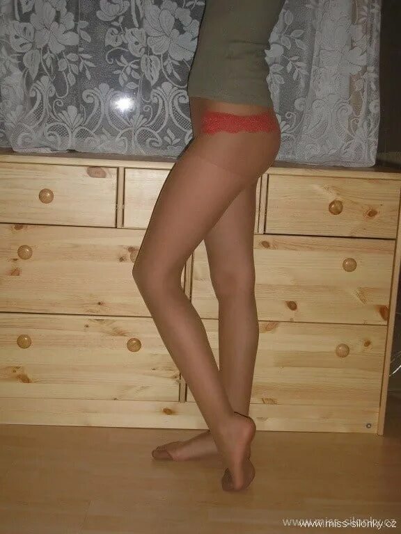 молодые девушки в колготках. девушка со снятыми колготками. ноги в капроновых колготках. женские ножки в леггинсах. Colovic_jana.