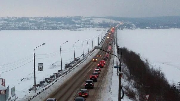 Пробка на мосту пермь. Чусовской мост пермь пробки. чусовской мост в перми сейчас. пробка на чусовском мосту. дублер чусовского моста.