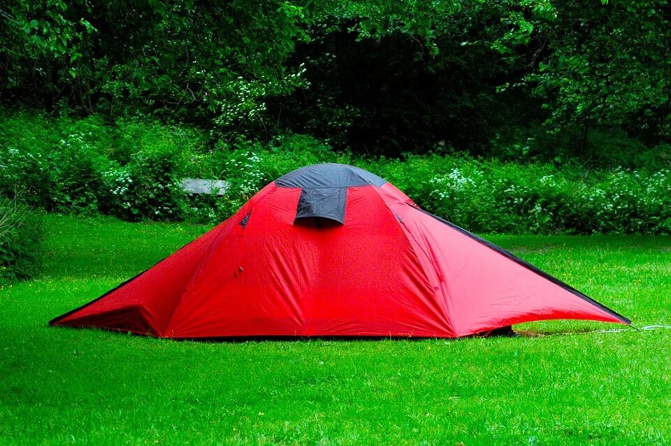 Палатка в полный рост. Палатка. Туристическая палатка на природе. Палатки для кемпинга. Большие палатки.