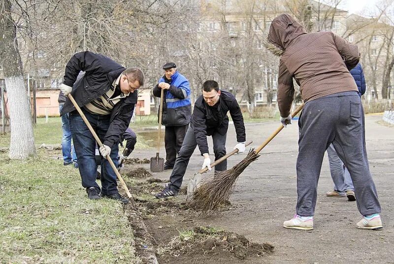 Субботник в выходной день законно ли. Рыбинск субботник. Веселый субботник. Субботник по благоустройству территории. Субботник во дворе.