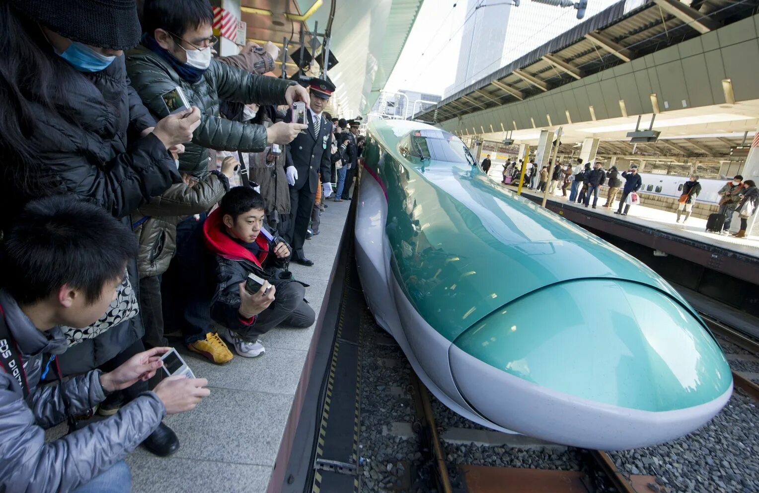 Железные дороги японии. Поезд Синкансэн в Японии. Нодзоми Синкансэн. Скоростной поезд Синкансен. Японские железные дороги Синкансен.