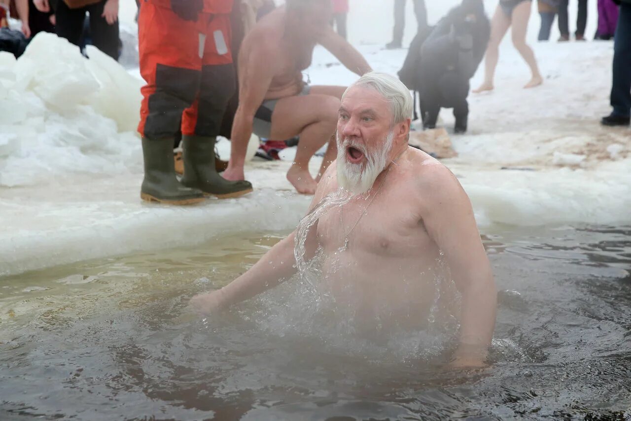 Дед купается. Крещение прорубь. Купание на крещение. Ныряние в прорубь на крещение. Ныряние на крещение.