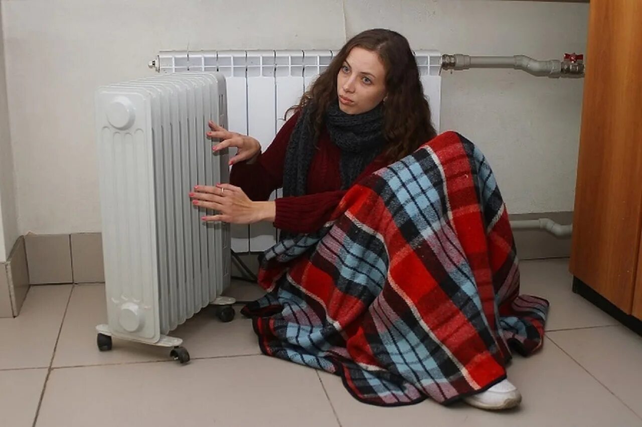 Холодно в квартире. Тепло в квартире. Люди мерзнут в квартирах. Холодные батареи в квартире. В теплом доме холодно