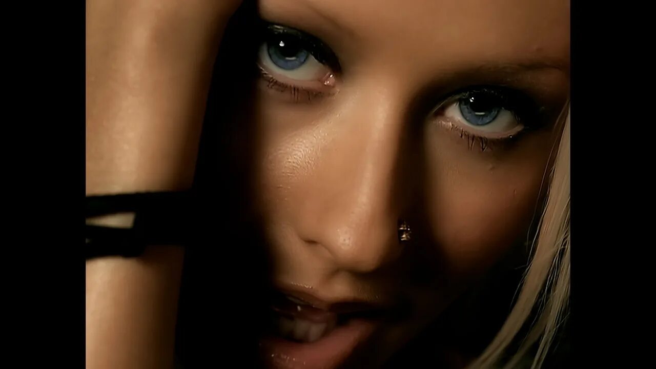 Агилера 2002 beautiful. Aguilera beautiful клип. Christina Aguilera beautiful. Певицы Vevo. Клипы beautiful