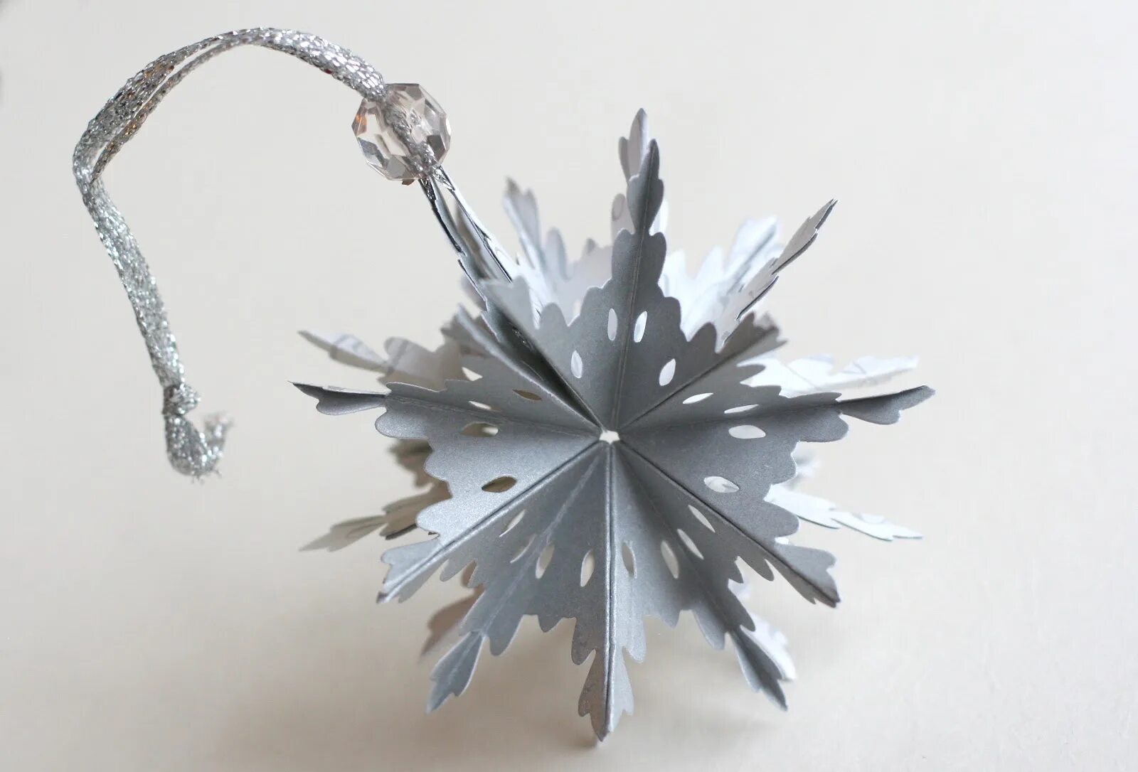 Креативная снежинка своими руками. Креативная снежинка своими руками. Необычные снежинки. Необычные объемные снежинки. Креативная снежинка своими руками.