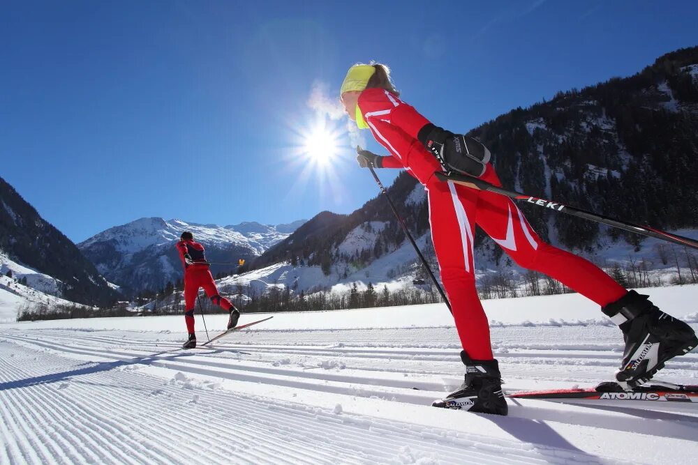 Skiing cross country skis. Cross Country Ski. Cross Country Skiing. Кросс Кантри зимой. Древние лыжники.