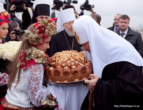 Хлеб соль что говорить гостям. Встреча с хлебом и солью. Каравай хлеб соль. Встреча с караваем. Встреча гостей с караваем.