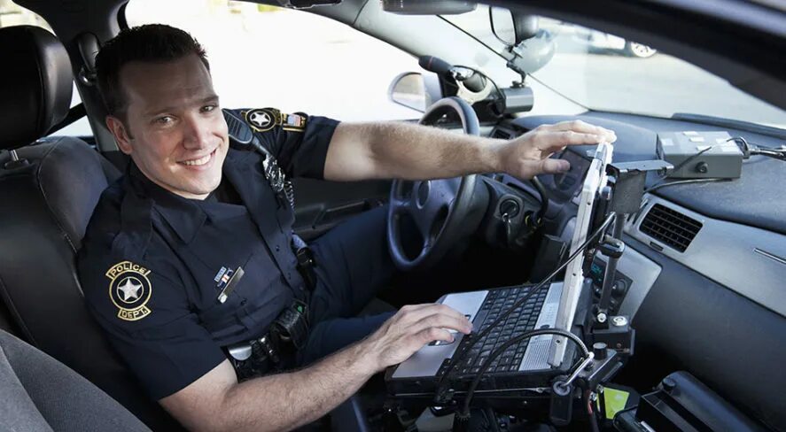 Какая техника используется в полиции. Полицейская машина. Полицейский компьютер в машине. Полицейская машина внутри. Полицейский сидит в машине.