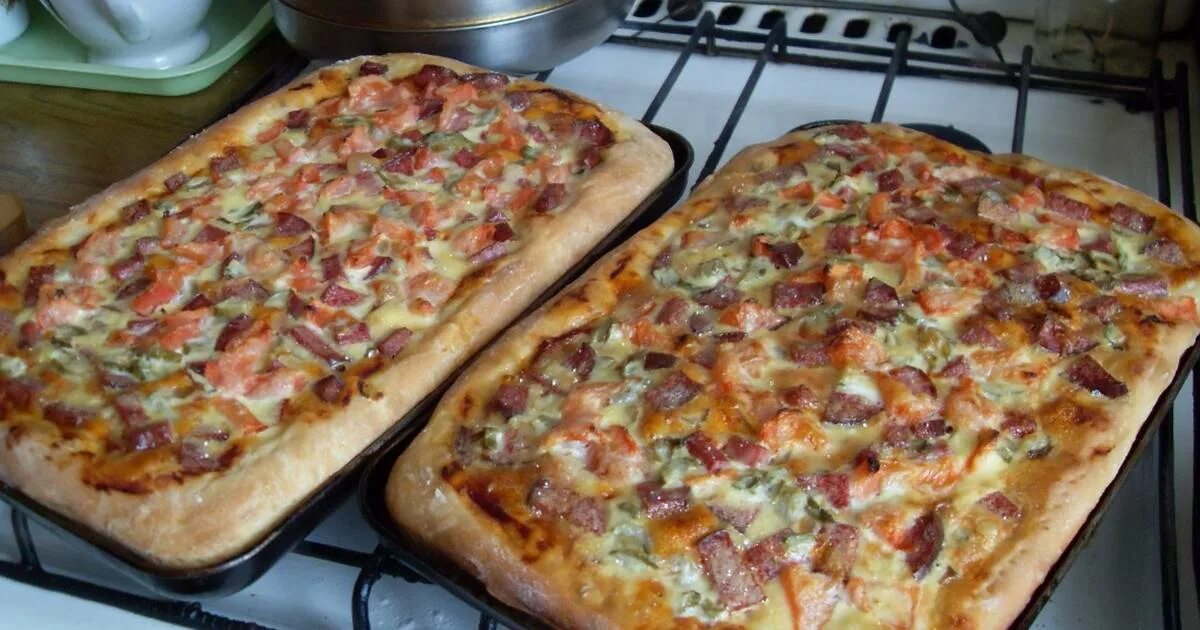 Домашняя пицца 10. Пицца домашняя. Пицца домашняя в духовке. Пицца квадратная домашняя. Противень для пиццы.