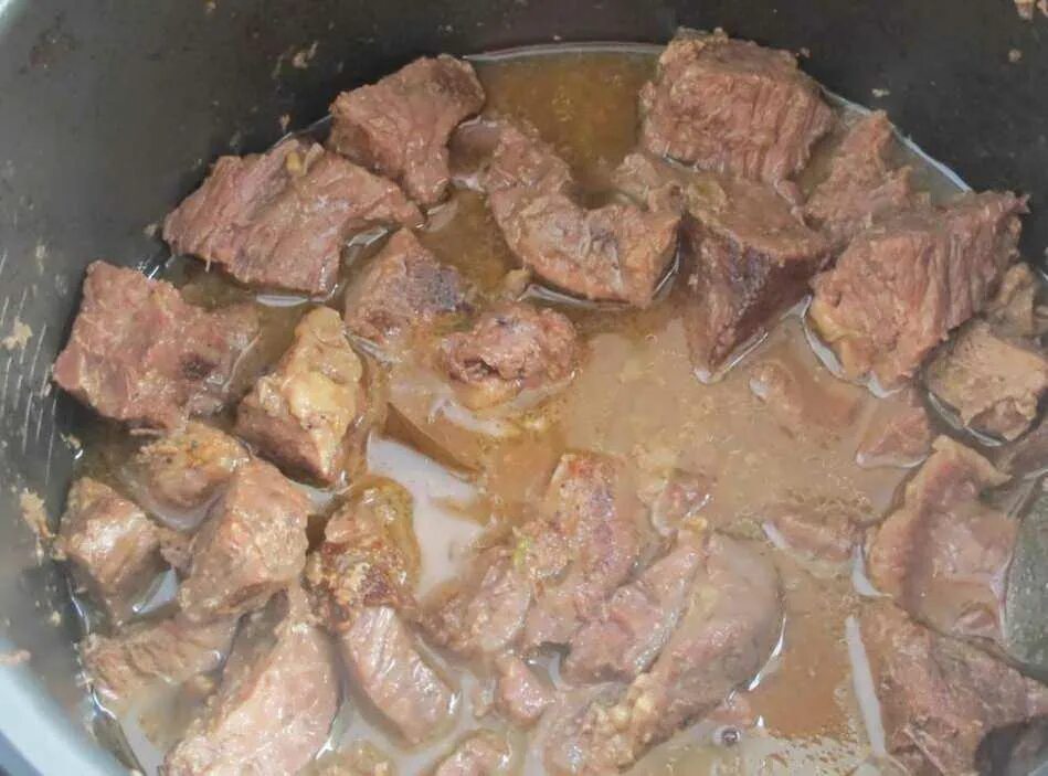 Рецепты мяса в кастрюле свинина. Домашняя тушенка из говядины. Тушенка вареная. Тушёнка из говядины в домашних. Говядина в кастрюле.