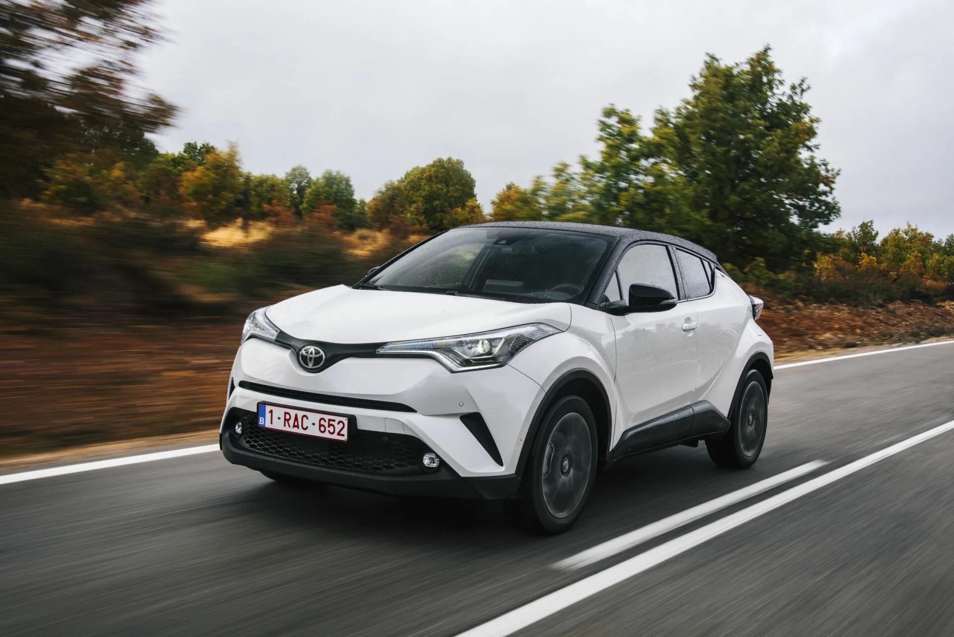 Тойота сиичар фото. Тойота chr 2018. Toyota chr 2018. Toyota chr 2017. Новая тойота chr 2023.