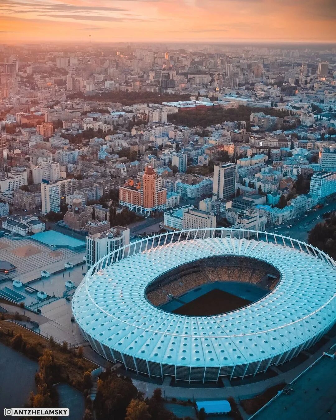 Стадион г москва. Олимпийский (стадион, Киев). Олимпийский стадион в Катаре. Олимпийский стадион Москва 2022. Стадион Олимпийский Киев сейчас.