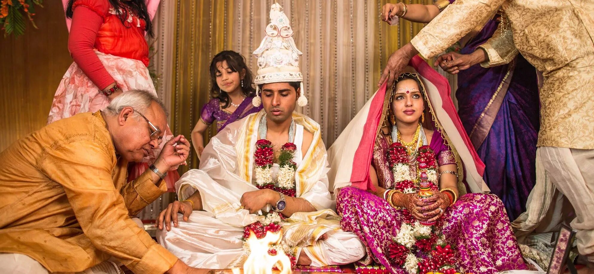 Брачная ночь в индии. Первая брачная ночь в индии. Bridal dowry in china. Марокканская вечеринка поза. Индийский первой брачный.