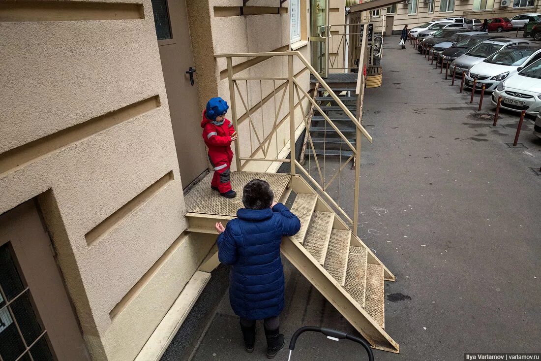 Дом х й. Дом х й. Дом в виде члена питер. Двор парковка варламов питер. Дом член варламов.