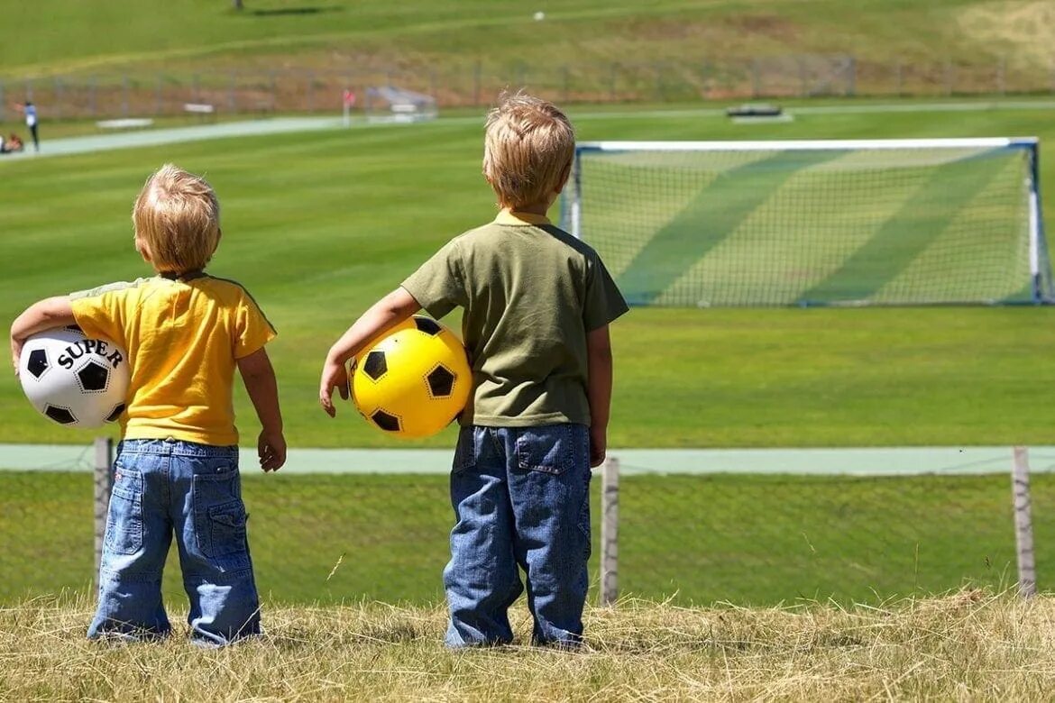 Футбол на 1 дома. Футбол дети. Мальчик с футбольным мячом. Мячики для детей. Дети играющие в футбол.