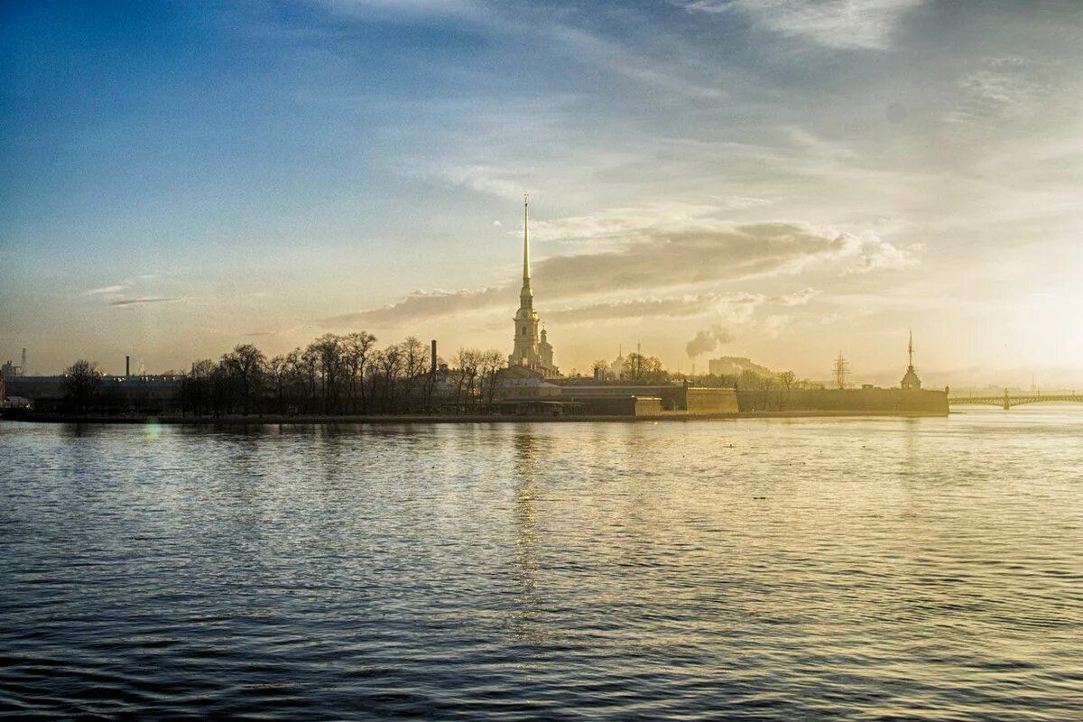 Ширина реки невы. Санкт-Петербург Петропавловская крепость Нева. Петропавловский собор Санкт-Петербург река Нева. Петропавловская крепость с Невы. Петропавловская крепость панорама.