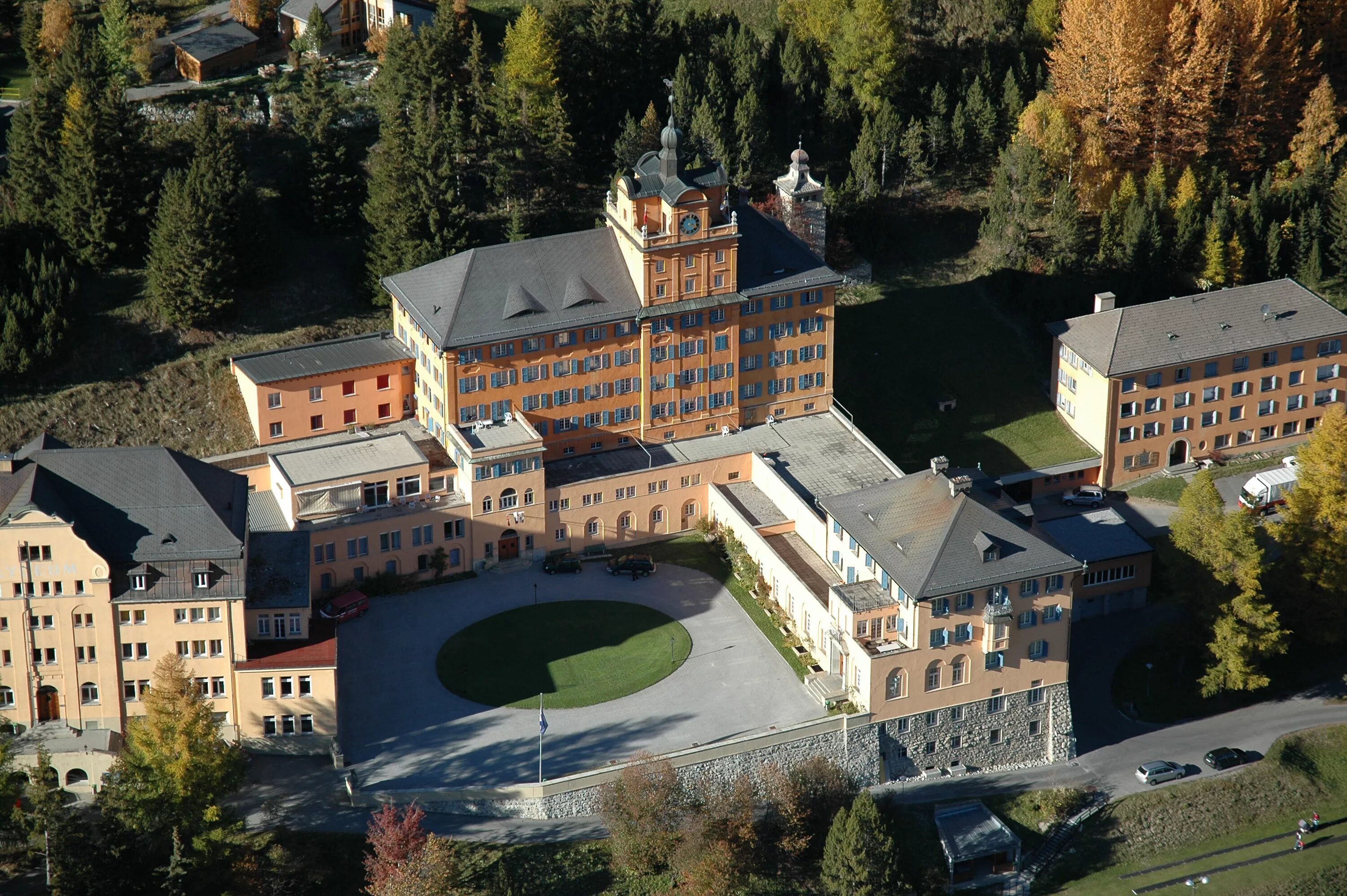 Школа Lyceum alpinum Zuoz. Institut le Rosey Швейцария. Brillantmont International School, Швейцария. Ланкастер университет Лейпцига. Частная школа мир