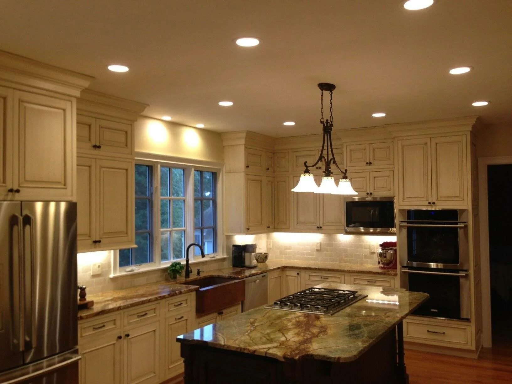 Good lighting. Освещение на кухне. Точечное освещение на кухне. Встроенные светильники на кухне. Потолочное освещение на кухне.
