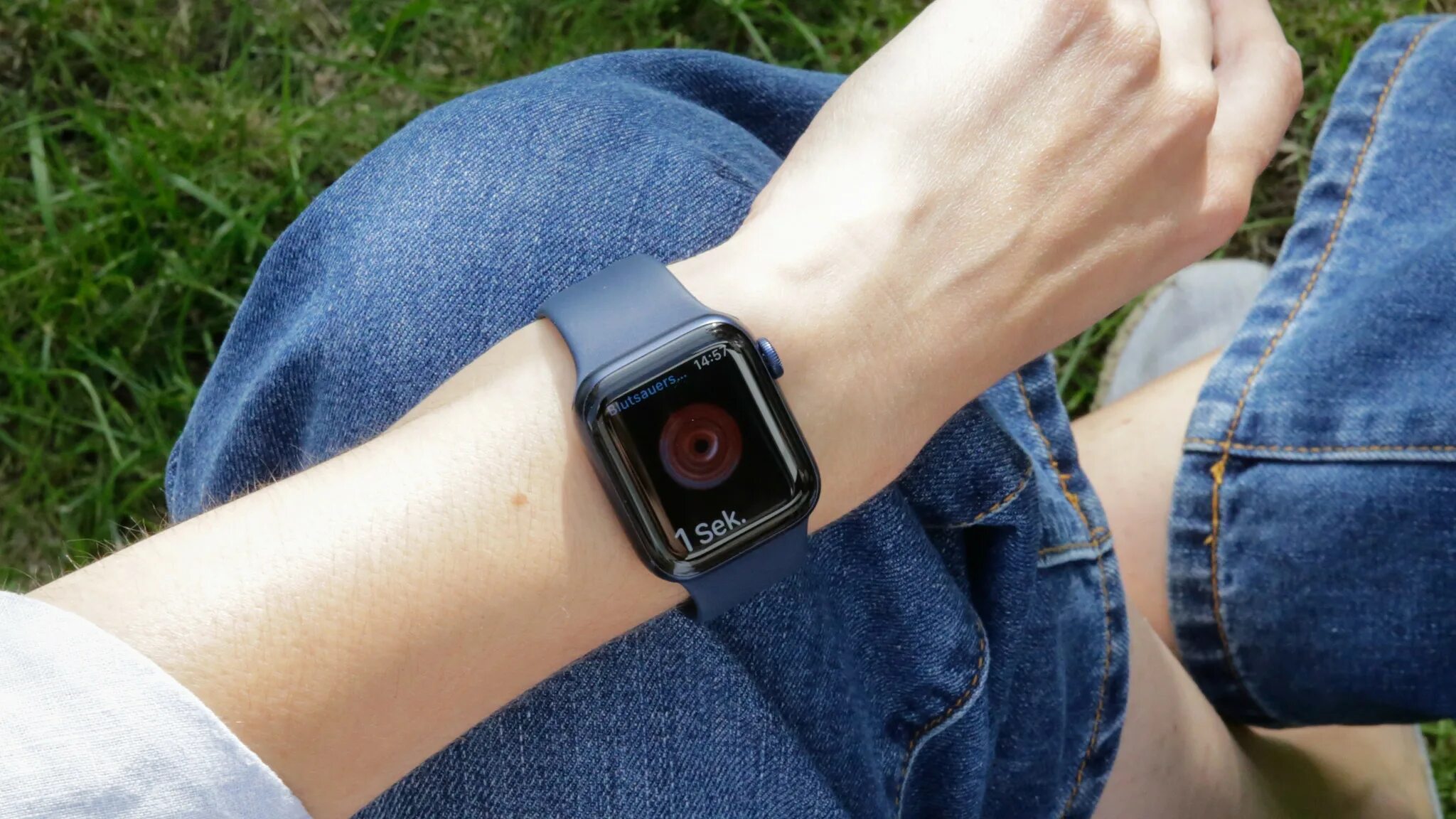 Apple watch 45mm на руке. Apple watch 45mm на руке. Apple watch 45mm на руке. Apple iwatch 6. Apple watch series 9 45mm.