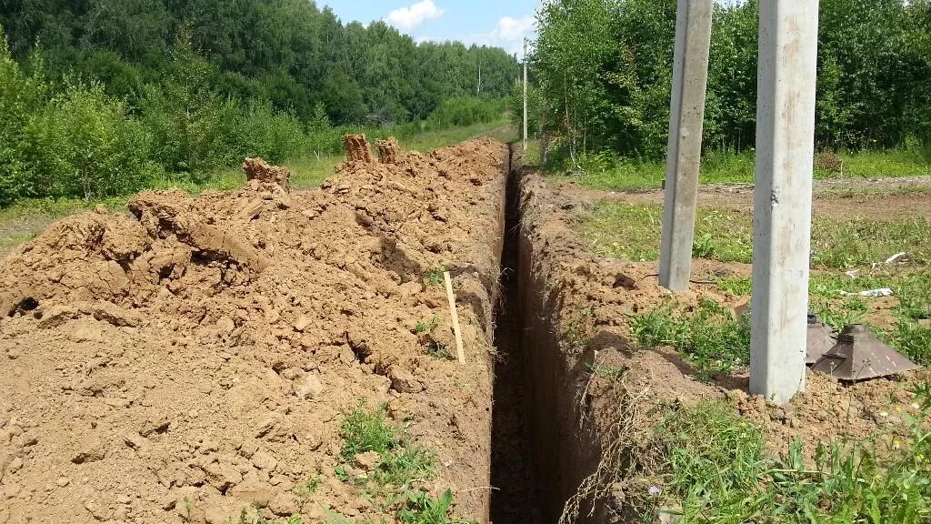 Копать метр траншеи. Траншея 200мм. копка траншей. копка траншей фундаментов. копать фундамент.