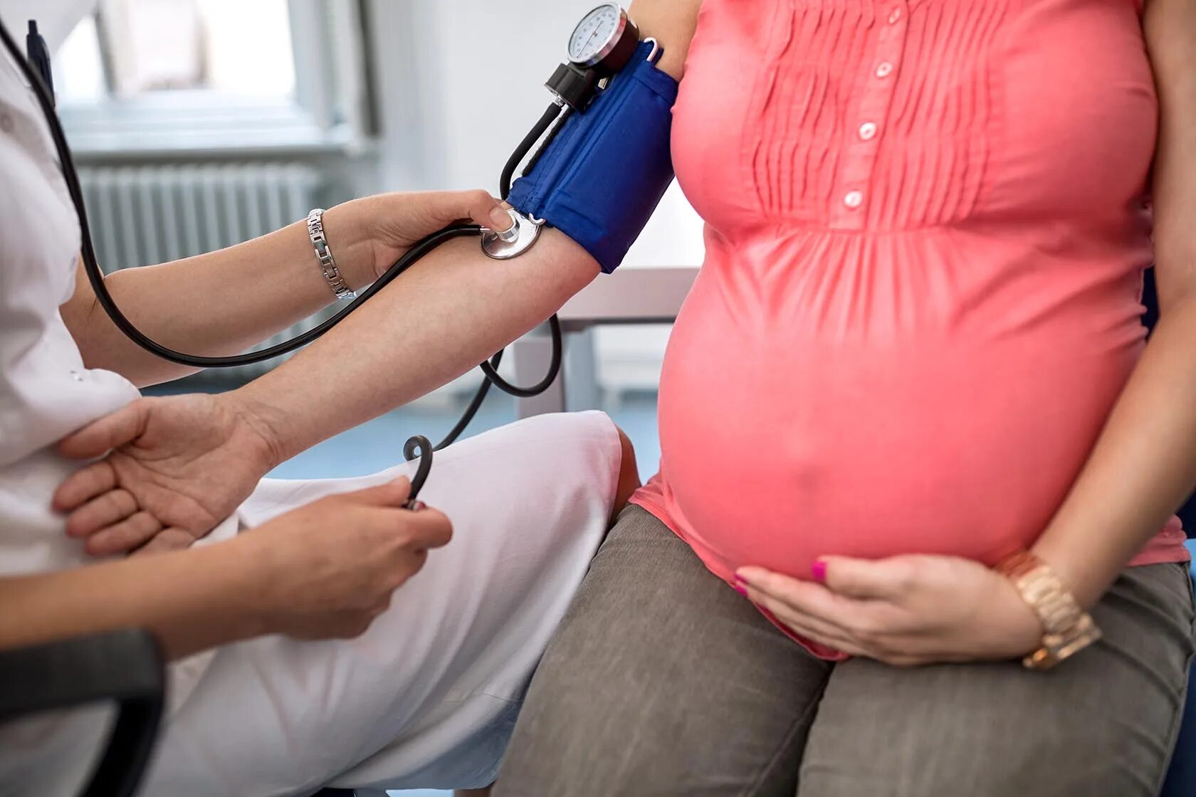 Заболевание матери. Гестозы беременных. Измерение давления беременной. Поздние гестозы беременных. Беременная с гипертонией.