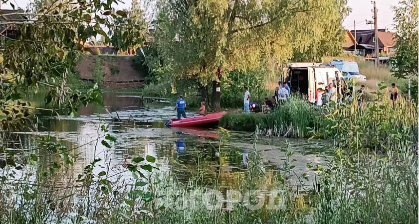 Утонувшая деревня. Человек в пруду. Июльское пруд. Фотографии утонувших детей. Чебоксары водоемы.