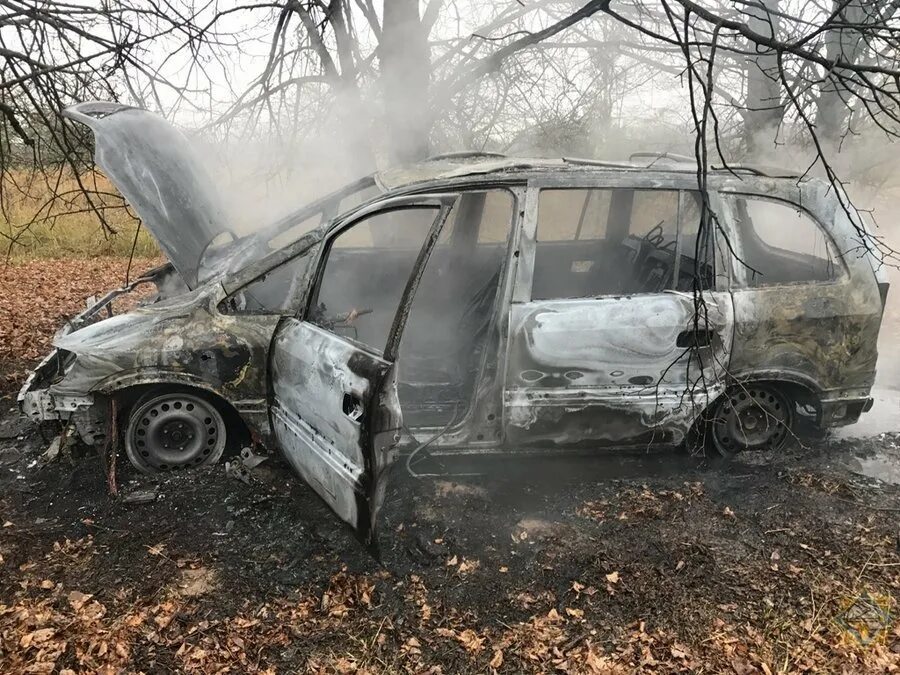 Фото пожар в автомобиле Опель. Сгорел Опель рекорд.