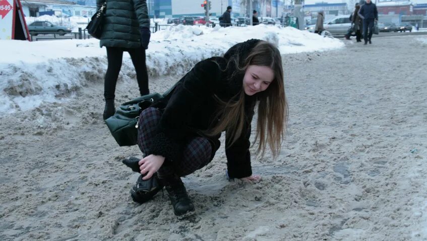 Сильно упали цены. Девушка поскользнулась и упала. Поскользнулась упала в лужу. Девочка поскользнулась на траве.