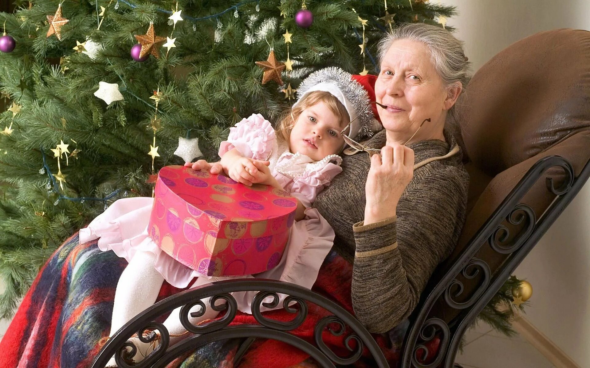 Дедушка помогает внучке. Новый год семья. Бабушка новый год. Бабушка у елки. Новогодняя фотосессия бабушка с внучкой.
