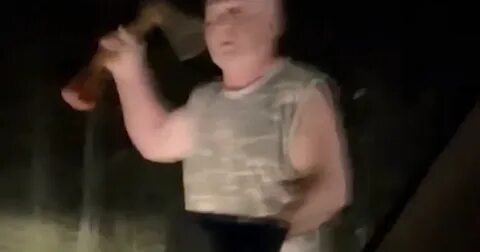 Мужик бегал по улице с топором