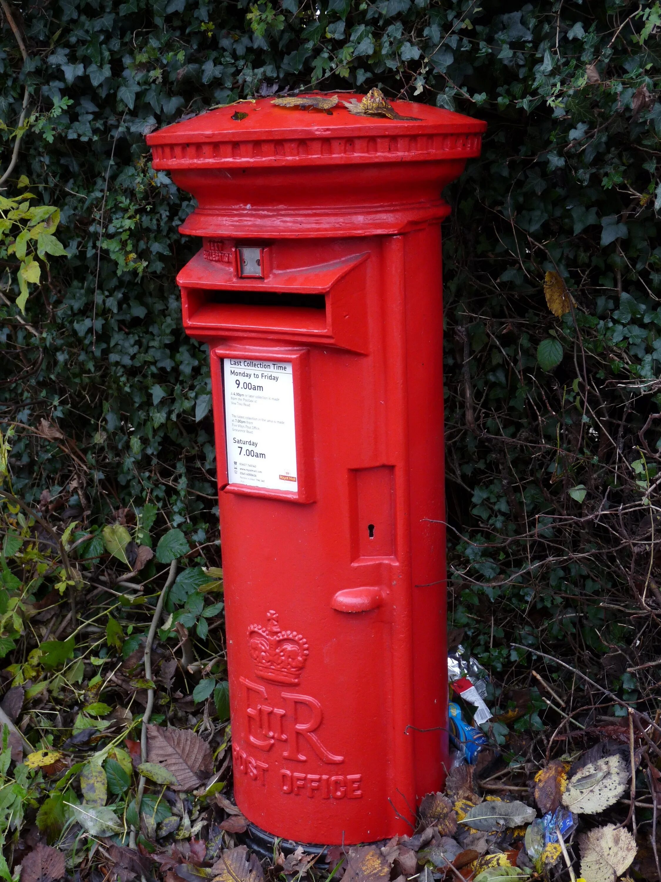 Box posting. Postbox Великобритании. Почтовый ящик. Почтовый ящик в Англии. Красные почтовые ящики Великобритании.