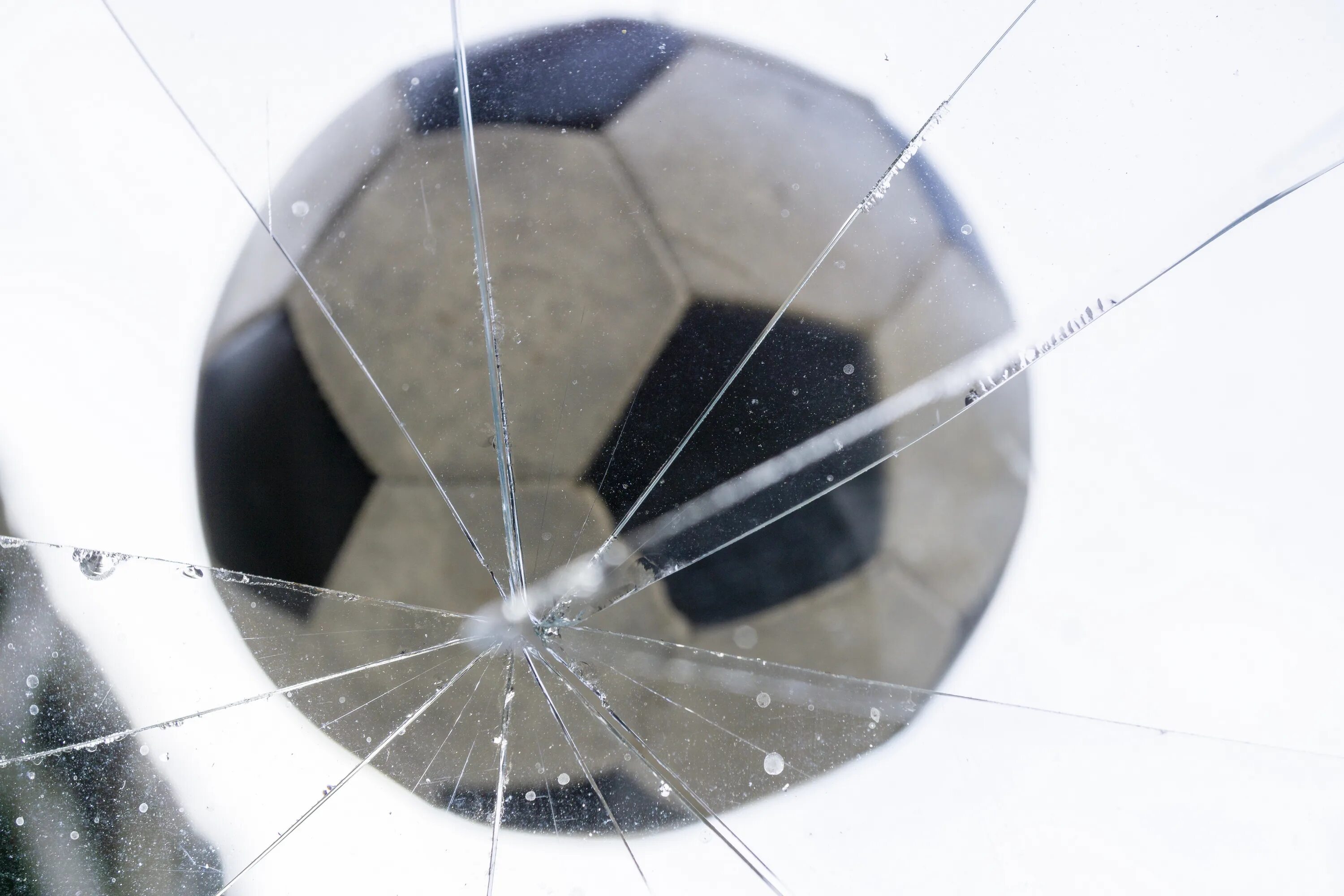 Разбей шаром стекло. Шарик разбивает стекло. Разбитый стеклянный шар. Игра разбивать стекло шариками. Стакан с футбольным мячом.