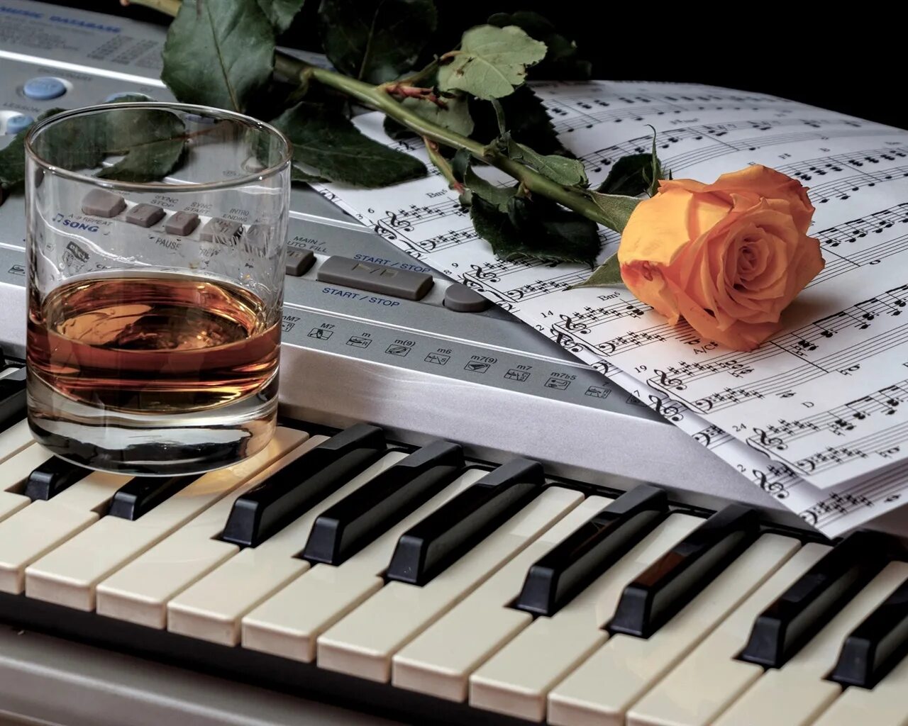 Пианино с цветами. Цветы на рояле. Романтическое пианино. Пианино на рабочий стол. Музыка пианино гитара