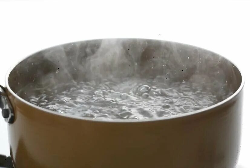 Некипяченая вода. Кастрюля с кипящей водой. Вода в чайнике. Вскипятить воду. Сколько градусов в кипящем чайнике.