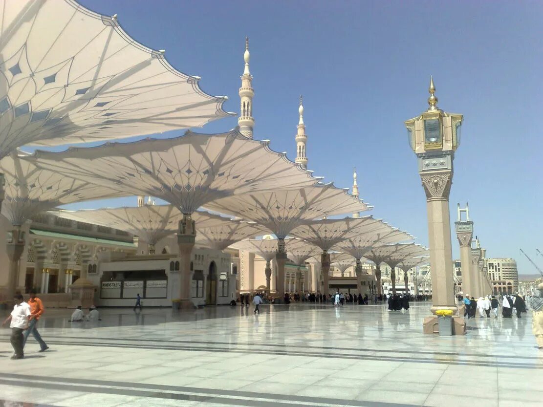 Медина что это. Медина мечеть пророка. Аль-Масджид АН-Набави в Медине. Мечеть пророка (Масджид-Аль-Наби).