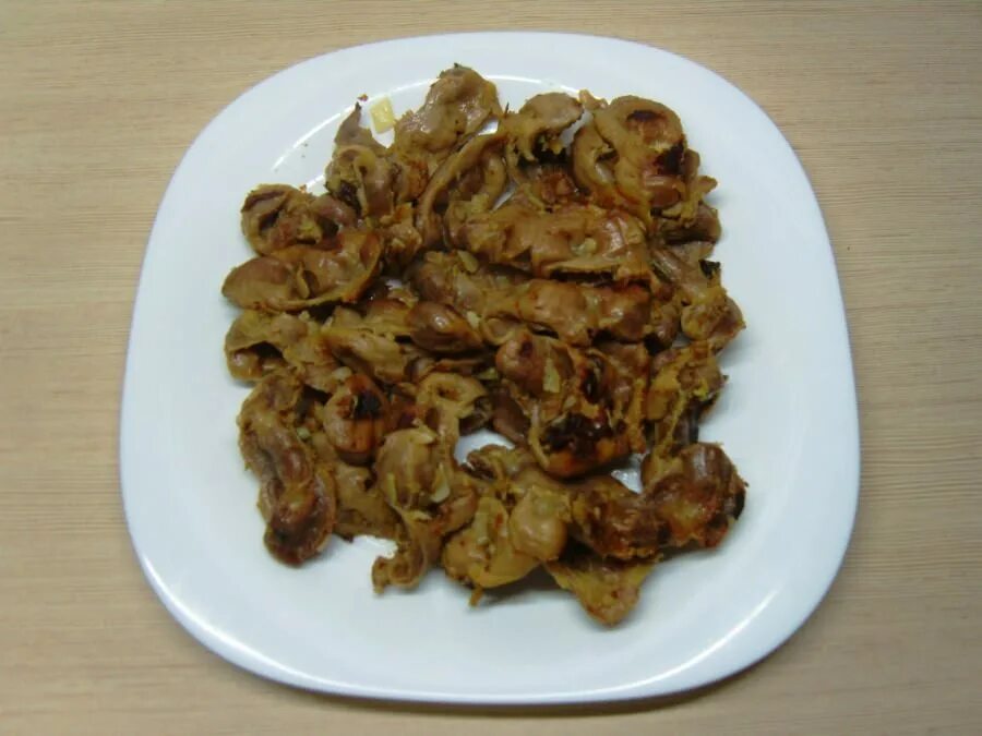 Пожарить куриные желудки на сковороде с луком. Куриные пупки жареные. куриные желудки жареные. жареные желудочки. желудочки куриные жареные.