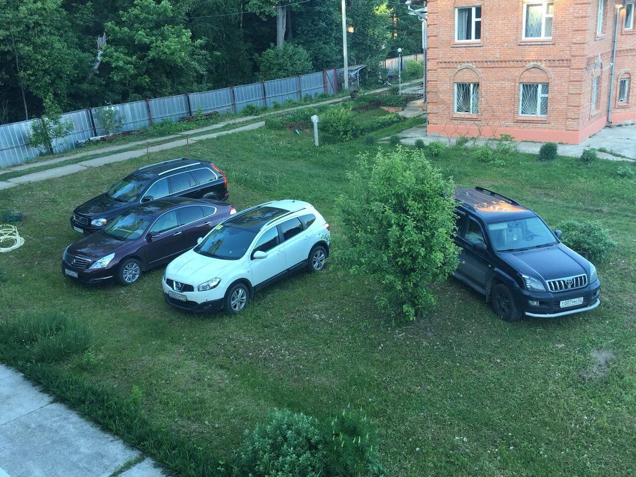 Парковка автомобиля. Стоянка машин. Муниципальная земля парковка. Муниципальная земля парковка. Ресторан яхонт кацивели.