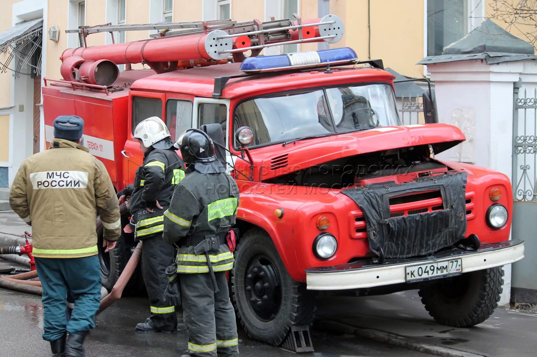 Посадка пожарных в автомобиль. Пожарная машина МЧС. Пожарные автомобили Москва. Московские пожарные машины. Пожарная машина МЧС В Москве.