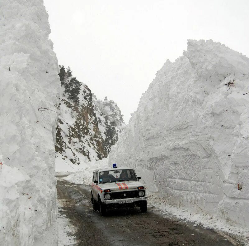 Лавина транскам. Лавина в сочи. Снег в израиле горы. Снежные лавина республика северная осетия. Снежные горы бурятии.