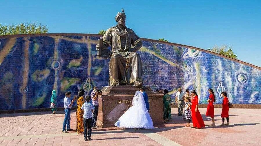 Улугбек мирзо маълумот. Памятник мирзо улугбеку в самарканде. Обсерватория мирзо улугбека в самарканде. Памятник мирзо улугбеку. Мирзо улугбек тумани.