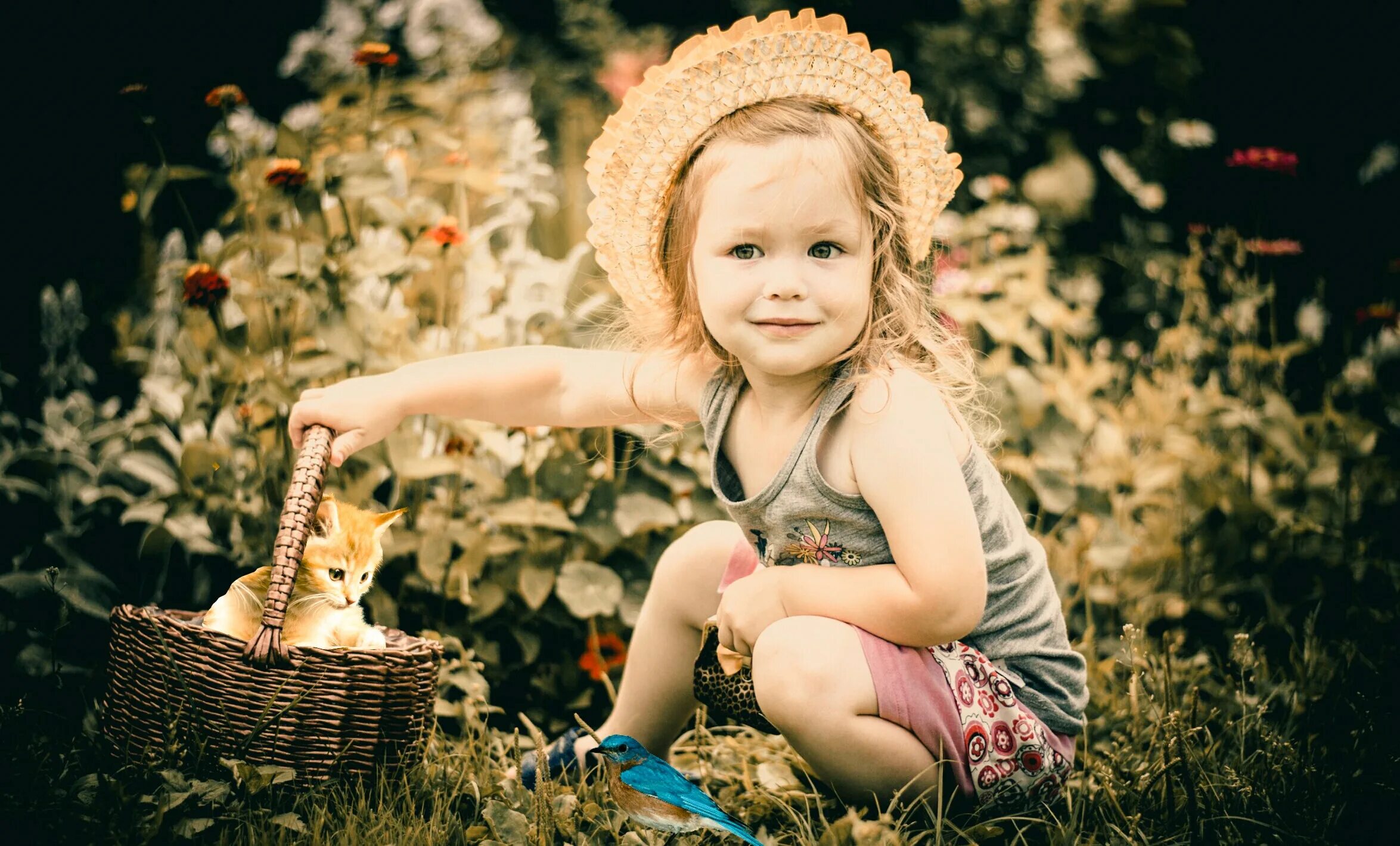 Children natural. Красивые детки. Красивые малыши девочки. Детская фотосессия на природе. Девочка с корзинкой.